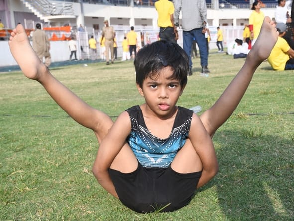 अंतरराष्ट्रीय योग दिवस की पूर्व संध्या पर ममता चैरिटेबल ट्रस्ट की ओर से शनिवार को सुबह केडी सिं अंतरराष्ट्रीय योग दिवस की पूर्व संध्या पर ममता चैरिटेबल ट्रस्ट की ओर से शनिवार को सुबह केडी सिं