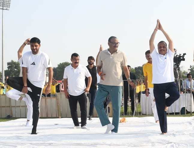 अंतरराष्ट्रीय योग दिवस की पूर्व संध्या पर ममता चैरिटेबल ट्रस्ट की ओर से शनिवार को सुबह केडी सिं अंतरराष्ट्रीय योग दिवस की पूर्व संध्या पर ममता चैरिटेबल ट्रस्ट की ओर से शनिवार को सुबह केडी सिं