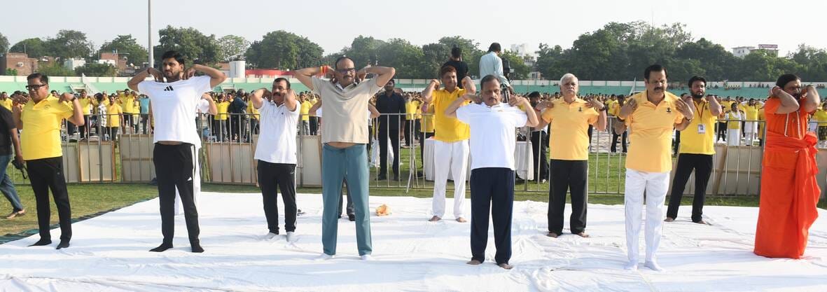 अंतरराष्ट्रीय योग दिवस की पूर्व संध्या पर ममता चैरिटेबल ट्रस्ट की ओर से शनिवार को सुबह केडी सिं अंतरराष्ट्रीय योग दिवस की पूर्व संध्या पर ममता चैरिटेबल ट्रस्ट की ओर से शनिवार को सुबह केडी सिं