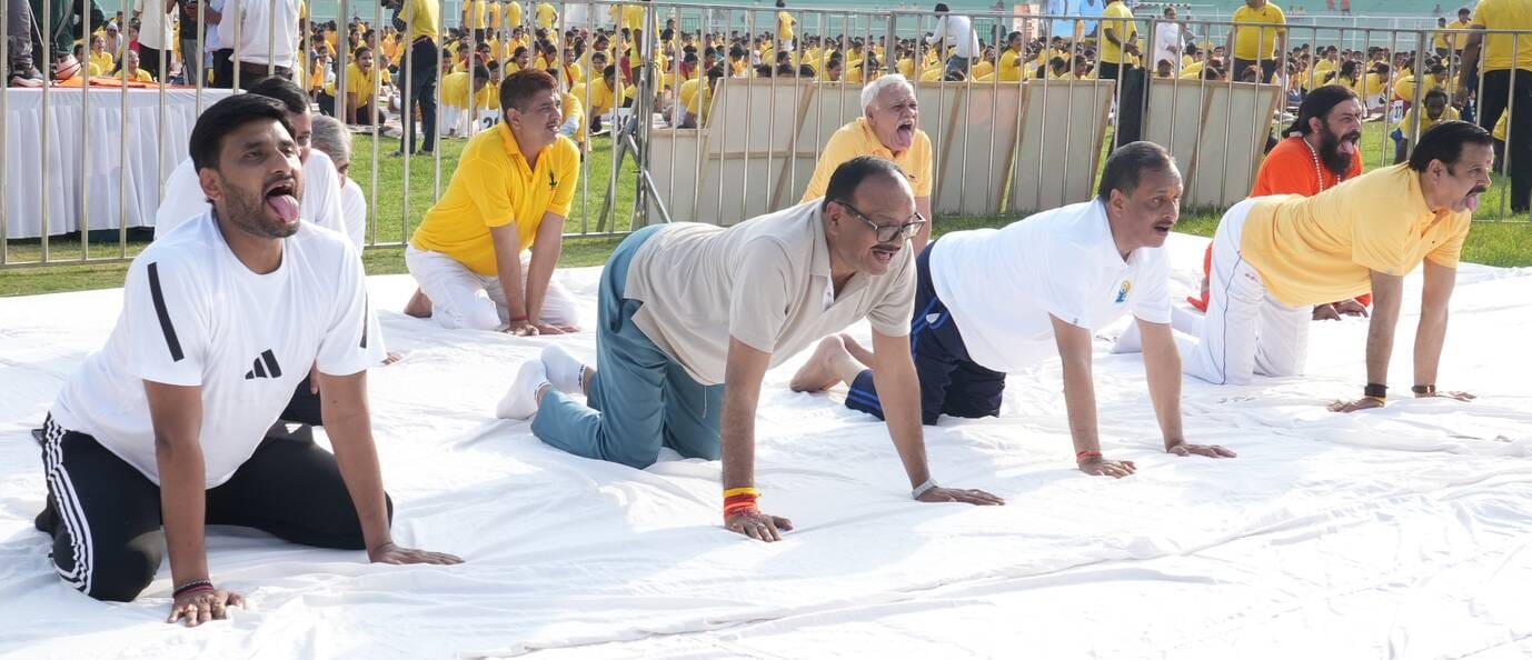 अंतरराष्ट्रीय योग दिवस की पूर्व संध्या पर ममता चैरिटेबल ट्रस्ट की ओर से शनिवार को सुबह केडी सिं अंतरराष्ट्रीय योग दिवस की पूर्व संध्या पर ममता चैरिटेबल ट्रस्ट की ओर से शनिवार को सुबह केडी सिं