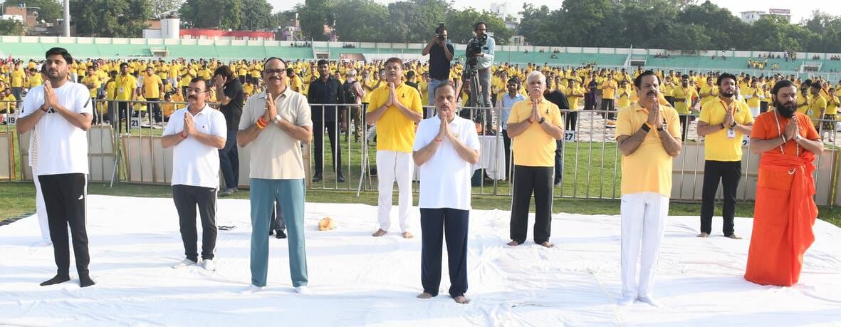 अंतरराष्ट्रीय योग दिवस की पूर्व संध्या पर ममता चैरिटेबल ट्रस्ट की ओर से शनिवार को सुबह केडी सिं अंतरराष्ट्रीय योग दिवस की पूर्व संध्या पर ममता चैरिटेबल ट्रस्ट की ओर से शनिवार को सुबह केडी सिं