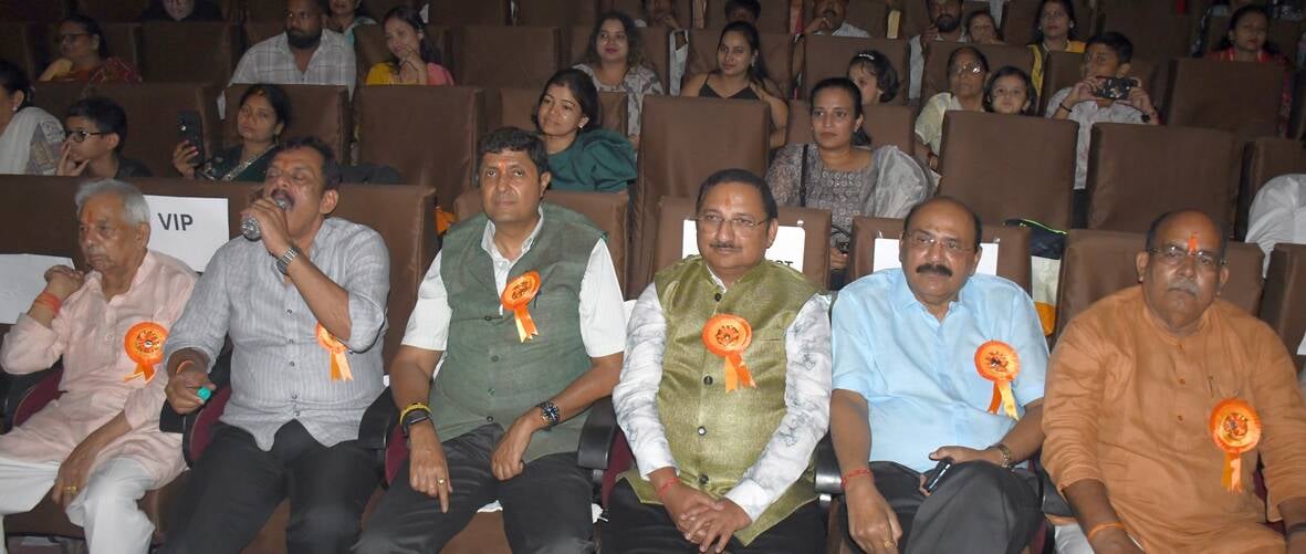 बच्चों ने नाटक और नृत्य से मन मोहा