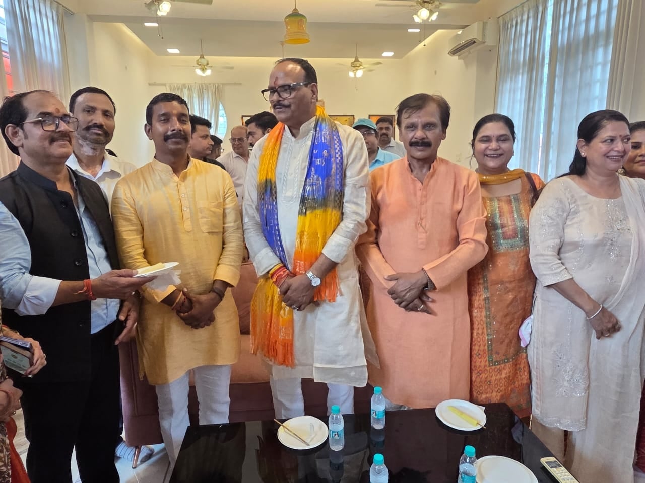 भंडारे में श्रद्धालुओं को दिया गया हनुमान चालीसा भंडारे में श्रद्धालुओं को दिया गया हनुमान चालीसा