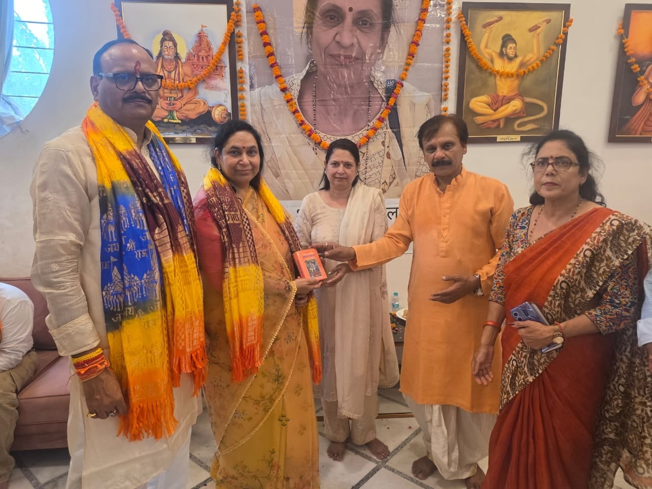 भंडारे में श्रद्धालुओं को दिया गया हनुमान चालीसा भंडारे में श्रद्धालुओं को दिया गया हनुमान चालीसा