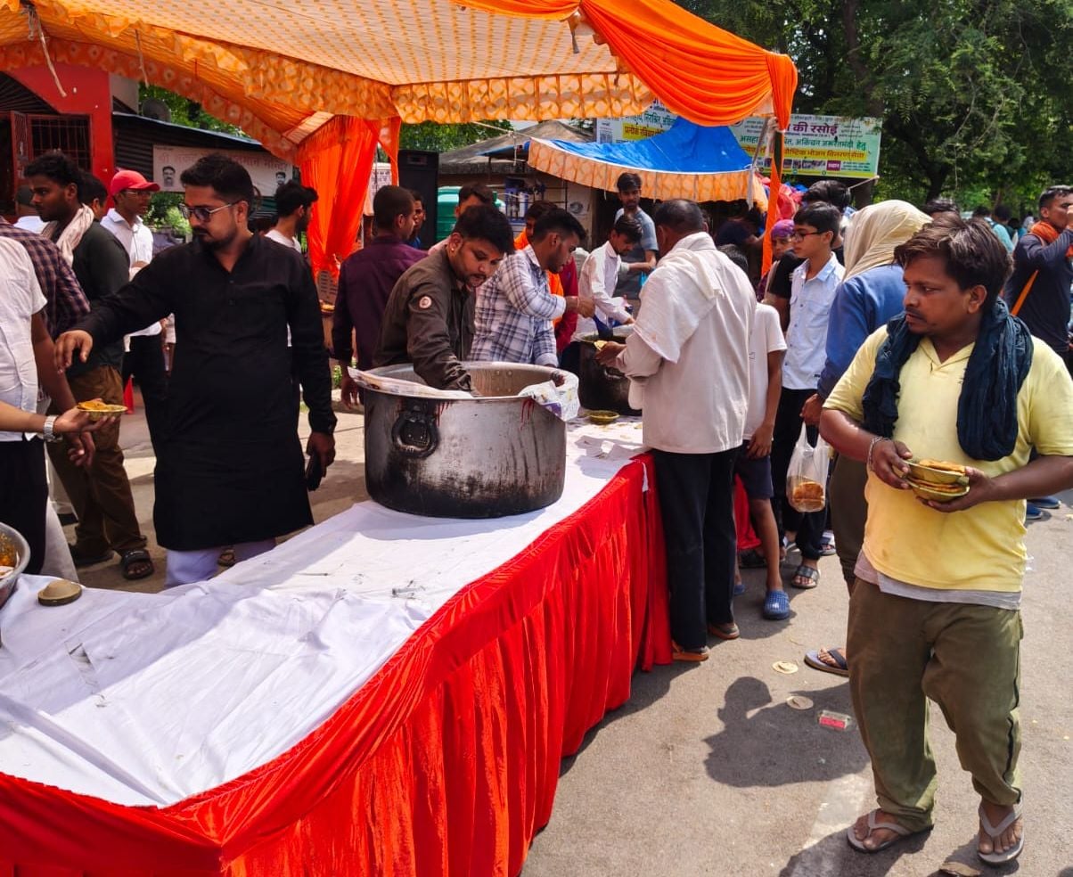 भंडारे में श्रद्धालुओं को दिया गया हनुमान चालीसा भंडारे में श्रद्धालुओं को दिया गया हनुमान चालीसा