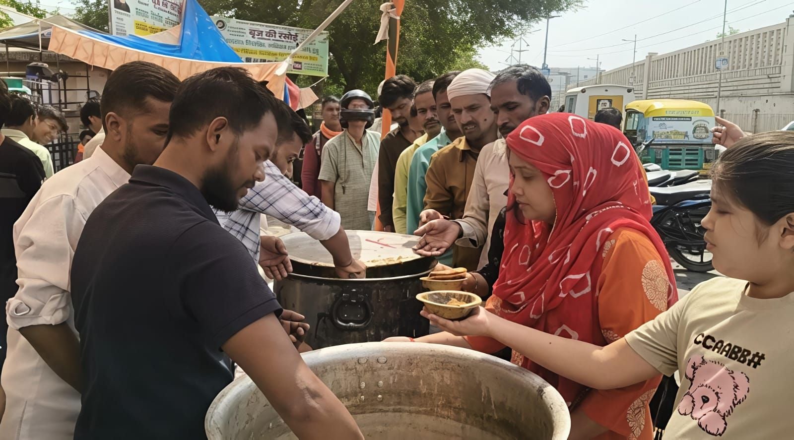 भंडारे में श्रद्धालुओं को दिया गया हनुमान चालीसा भंडारे में श्रद्धालुओं को दिया गया हनुमान चालीसा