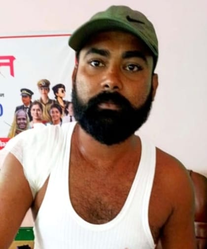 बांकेगंज में रेलवे प्लेटफार्म से सटी सड़क पर लंगूर को खदेड़ते यात्री। स्रोत : सोशल मीडिया। बांकेगंज में रेलवे प्लेटफार्म से सटी सड़क पर लंगूर को खदेड़ते यात्री। स्रोत : सोशल मीडिया।