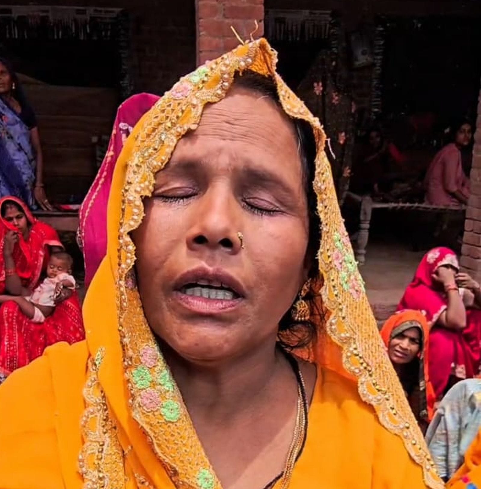 बिलाप करती मृतक मुनीश की मां