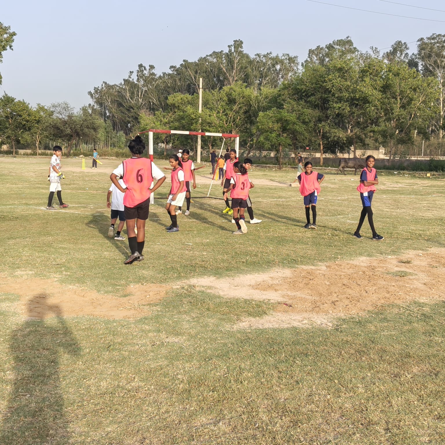 बलदेव नगर बरवाला रोड स्थित मैदान में फुटबॉल टीमों के खिलाड़ी व मुख्यातिथि को सम्मानित करते ह