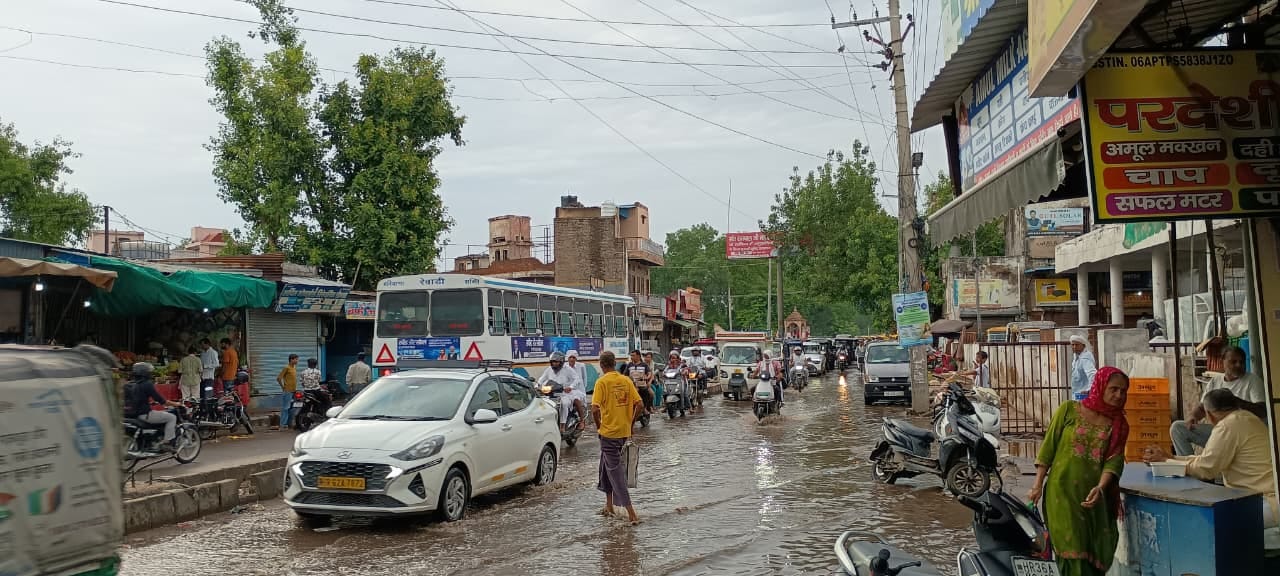 बारिश के बाद सर्कुलर रोड पर हुआ जलभारव। संवाद बारिश के बाद सर्कुलर रोड पर हुआ जलभारव। संवाद