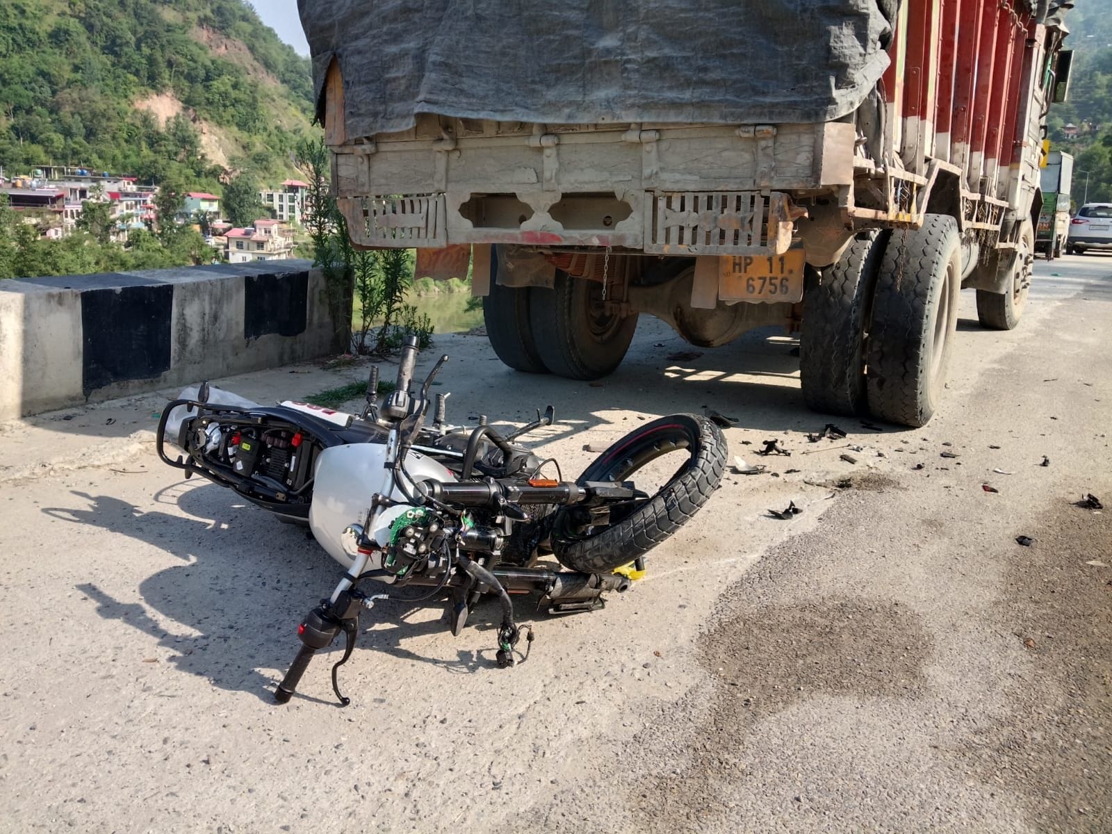 चहड़ी गांव के पास अनियंत्रित होकर खाई में लुढ़की मारुति कार। जागरूक पाठक चहड़ी गांव के पास अनियंत्रित होकर खाई में लुढ़की मारुति कार। जागरूक पाठक