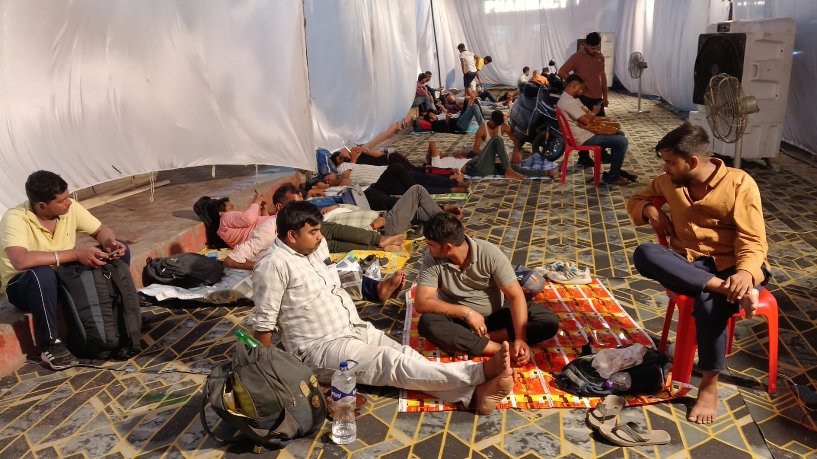 चारबाग रेलवे स्टेशन पर लगाए गए टेंट में बैठे नीट परीक्षार्थी। चारबाग रेलवे स्टेशन पर लगाए गए टेंट में बैठे नीट परीक्षार्थी।