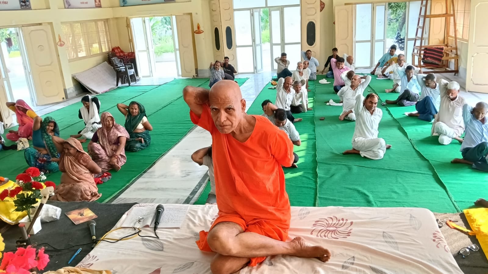 एटा स्पोर्ट्स स्टेडियम में योग करतीं कमिश्नर संगीत सिंह, डीएम अरविंद सिंह व अन्य अधिकारी। - स एटा स्पोर्ट्स स्टेडियम में योग करतीं कमिश्नर संगीत सिंह, डीएम अरविंद सिंह व अन्य अधिकारी। - स