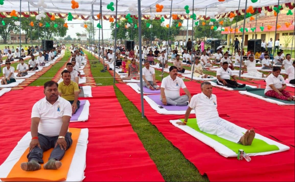 एटा स्पोर्ट्स स्टेडियम में योग करतीं कमिश्नर संगीत सिंह, डीएम अरविंद सिंह व अन्य अधिकारी। - स एटा स्पोर्ट्स स्टेडियम में योग करतीं कमिश्नर संगीत सिंह, डीएम अरविंद सिंह व अन्य अधिकारी। - स