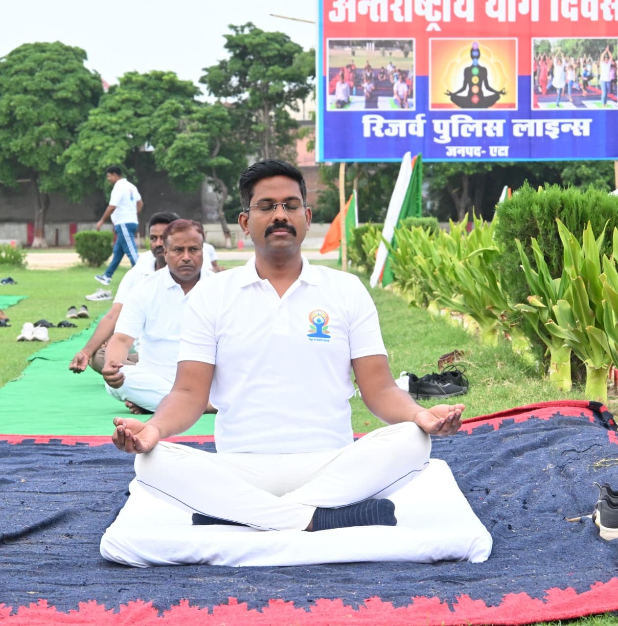 एटा स्पोर्ट्स स्टेडियम में योग करतीं कमिश्नर संगीत सिंह, डीएम अरविंद सिंह व अन्य अधिकारी। - स एटा स्पोर्ट्स स्टेडियम में योग करतीं कमिश्नर संगीत सिंह, डीएम अरविंद सिंह व अन्य अधिकारी। - स