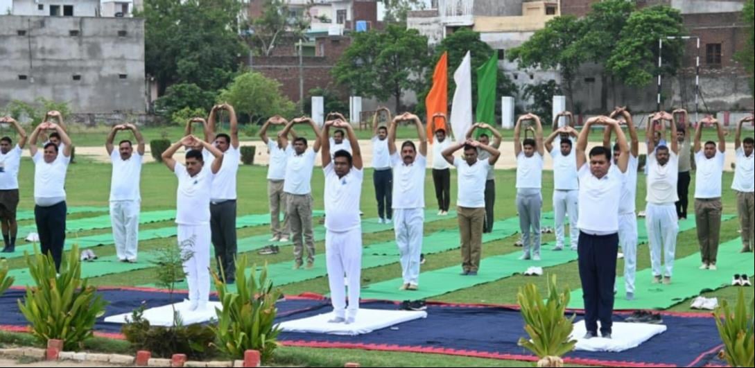 एटा स्पोर्ट्स स्टेडियम में योग करतीं कमिश्नर संगीत सिंह, डीएम अरविंद सिंह व अन्य अधिकारी। - स एटा स्पोर्ट्स स्टेडियम में योग करतीं कमिश्नर संगीत सिंह, डीएम अरविंद सिंह व अन्य अधिकारी। - स