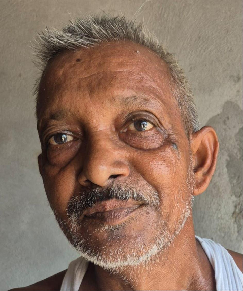 एयरफोर्स की पासिंग आउट परेड के बाद अपने पिता वीरेंद्र सिंह के साथ आशीष। स्रोत स्वयं