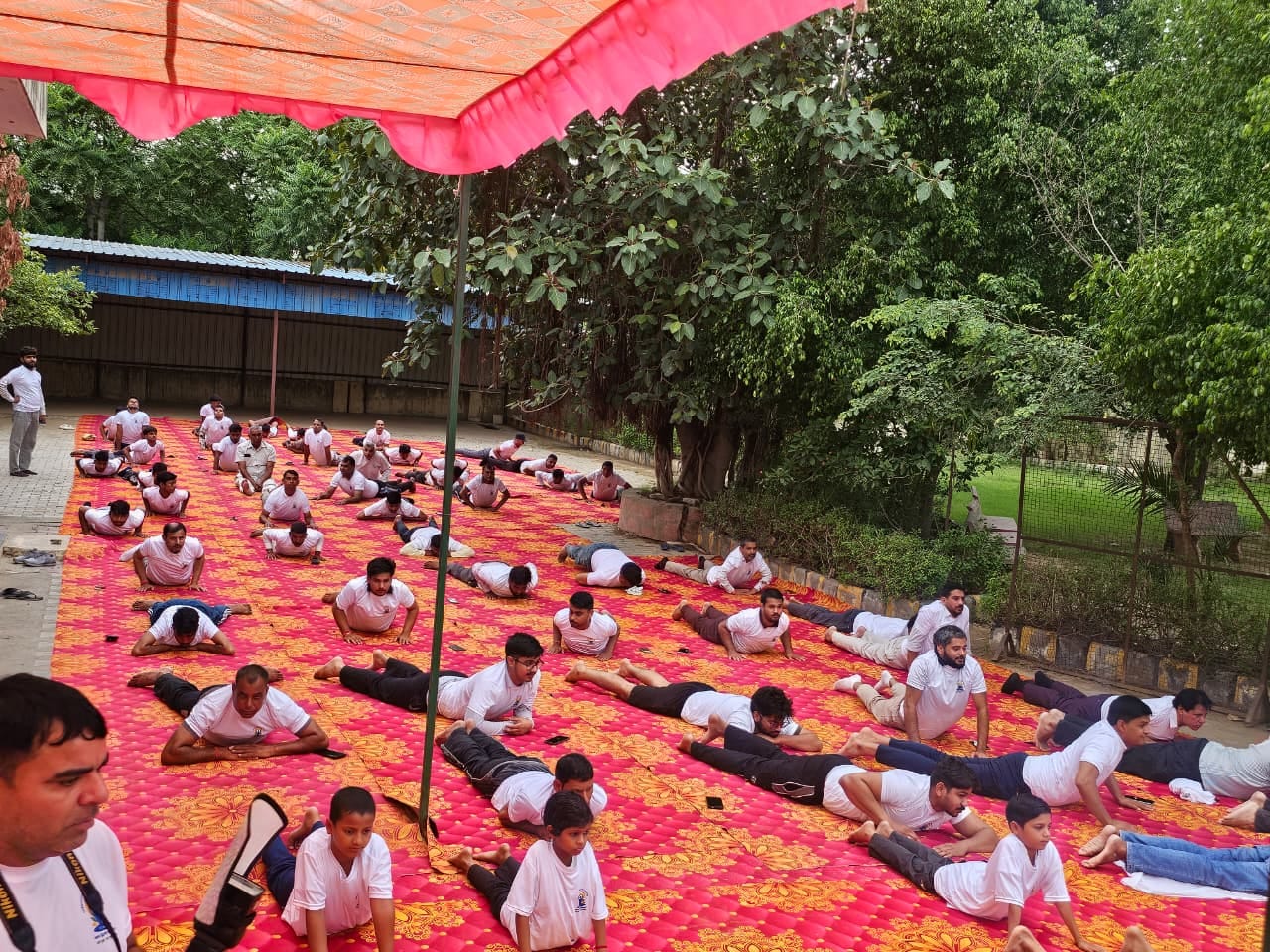 फोटो 03 स्वास्थ्य मंत्री के कार्यालय पर योग करते छात्र छात्राएं। स्रोत: प्रवक्ता फोटो 03 स्वास्थ्य मंत्री के कार्यालय पर योग करते छात्र छात्राएं। स्रोत: प्रवक्ता