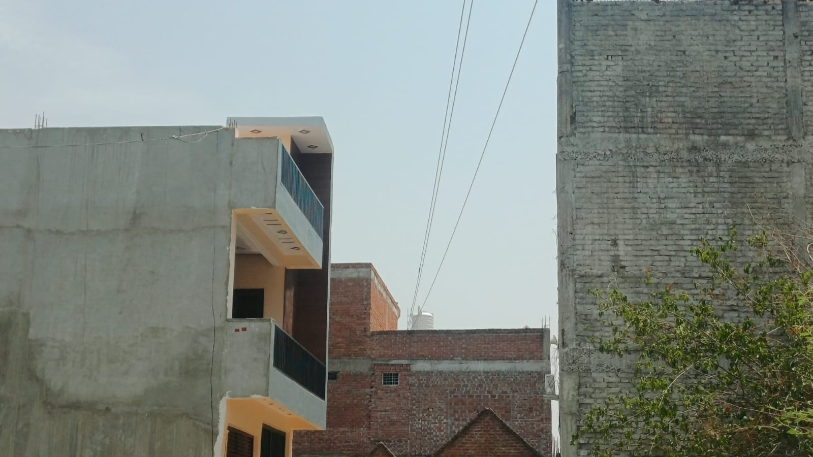 फोटो -10- भीखमपुर पश्चिमी में टिनशेड और छत के ऊपर से गुजरी हाईटेंशन लाइन। संवाद फोटो -10- भीखमपुर पश्चिमी में टिनशेड और छत के ऊपर से गुजरी हाईटेंशन लाइन। संवाद