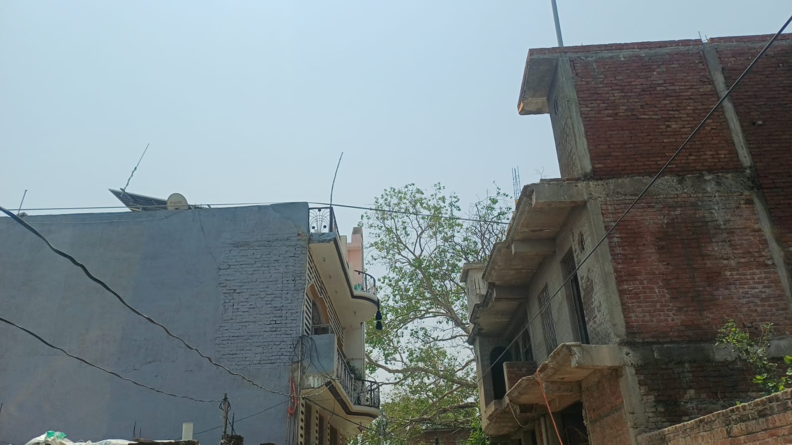 फोटो -10- भीखमपुर पश्चिमी में टिनशेड और छत के ऊपर से गुजरी हाईटेंशन लाइन। संवाद फोटो -10- भीखमपुर पश्चिमी में टिनशेड और छत के ऊपर से गुजरी हाईटेंशन लाइन। संवाद