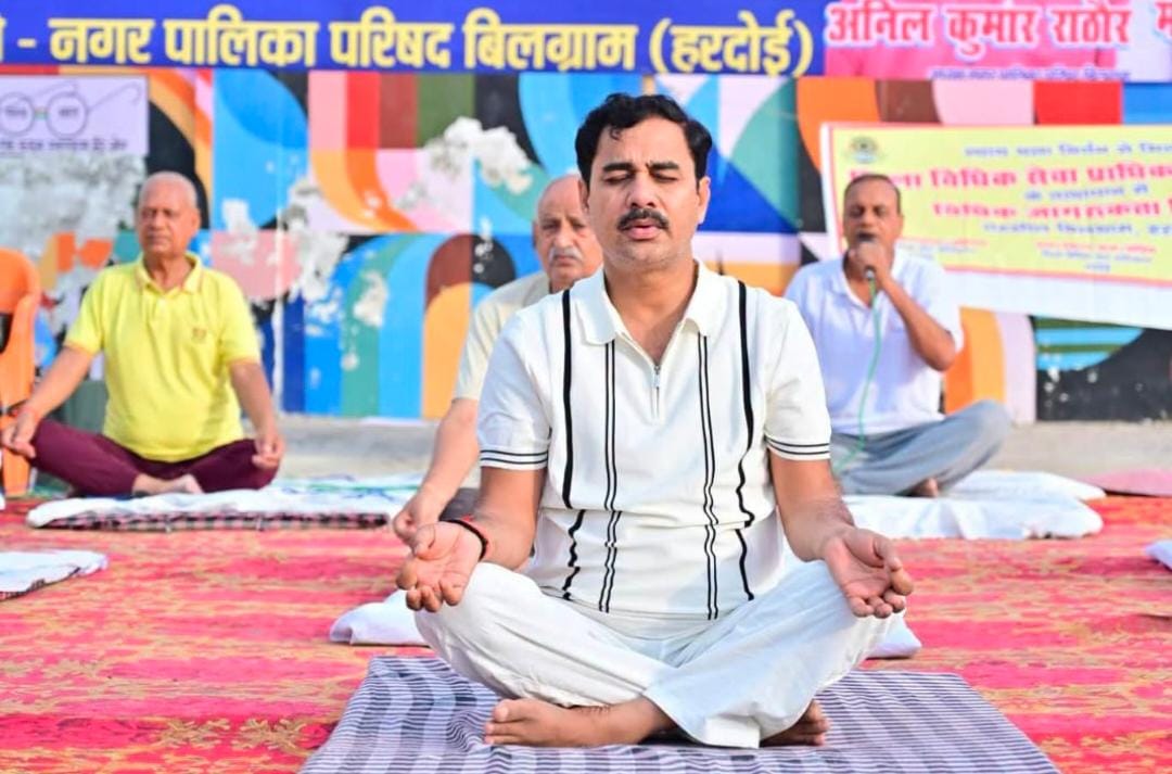 फोटो-14- मल्लावां नगर पालिका में योग करते ईओ राजेश सिंह राणा व अन्य। संवाद फोटो-14- मल्लावां नगर पालिका में योग करते ईओ राजेश सिंह राणा व अन्य। संवाद