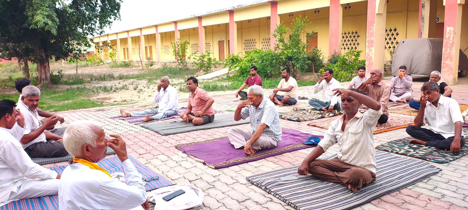 फोटो-14- मल्लावां नगर पालिका में योग करते ईओ राजेश सिंह राणा व अन्य। संवाद फोटो-14- मल्लावां नगर पालिका में योग करते ईओ राजेश सिंह राणा व अन्य। संवाद