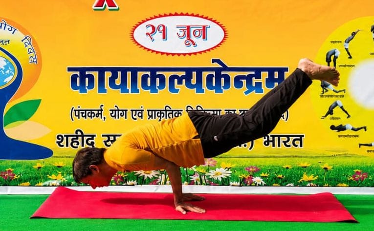 फोटो-14- मल्लावां नगर पालिका में योग करते ईओ राजेश सिंह राणा व अन्य। संवाद फोटो-14- मल्लावां नगर पालिका में योग करते ईओ राजेश सिंह राणा व अन्य। संवाद