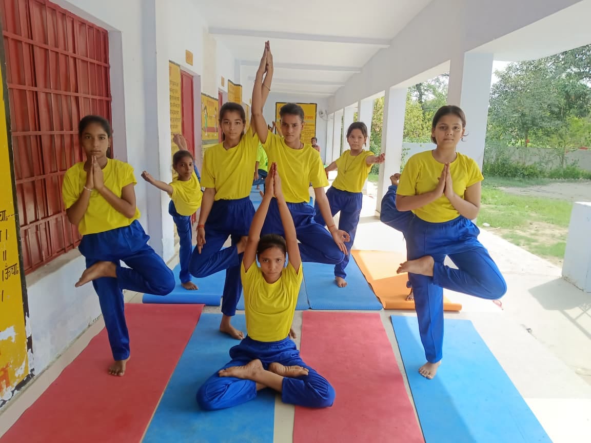 फोटो-14- मल्लावां नगर पालिका में योग करते ईओ राजेश सिंह राणा व अन्य। संवाद फोटो-14- मल्लावां नगर पालिका में योग करते ईओ राजेश सिंह राणा व अन्य। संवाद