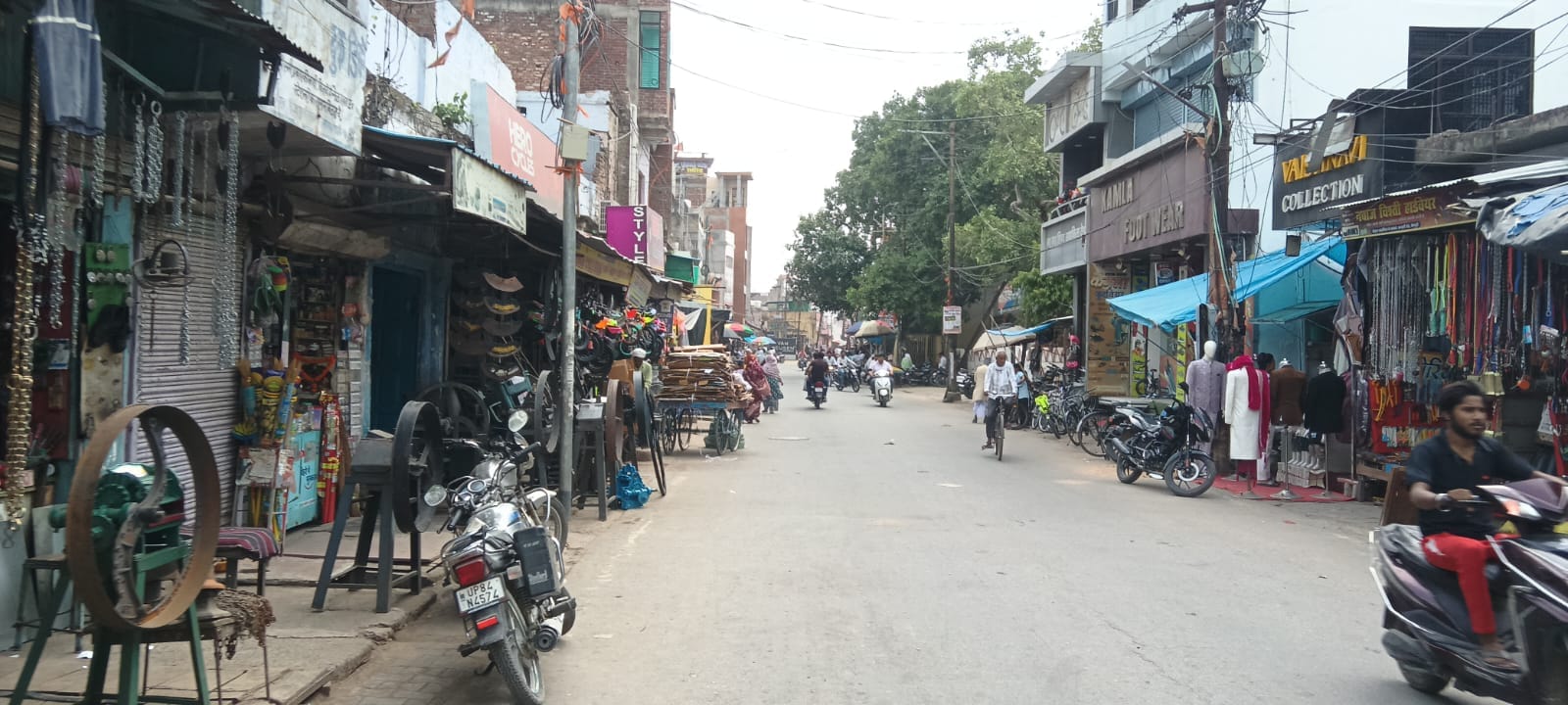 फोटो 15 शहर के लेनगंज में फुटपाथ पर सजी दुकानें। संवाद