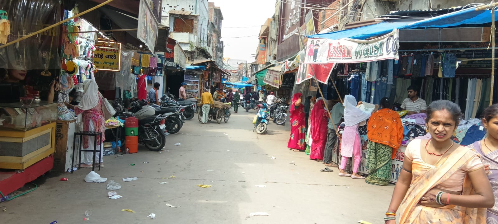 फोटो 15 शहर के लेनगंज में फुटपाथ पर सजी दुकानें। संवाद
