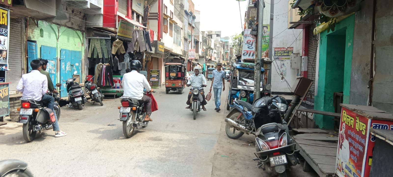 फोटो 15 शहर के लेनगंज में फुटपाथ पर सजी दुकानें। संवाद