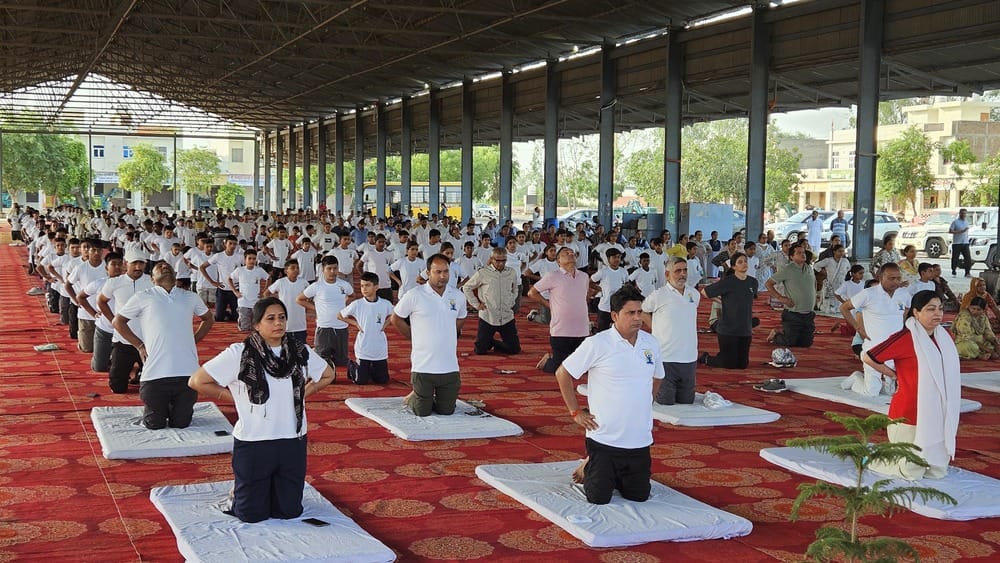फोटो 2 नरवाना। मुख्य अतिथि महिला एवं बाल विकास विभाग की चेयरपर्सन उषा प्रियदर्शनी योगाभ्यास करत फोटो 2 नरवाना। मुख्य अतिथि महिला एवं बाल विकास विभाग की चेयरपर्सन उषा प्रियदर्शनी योगाभ्यास करत