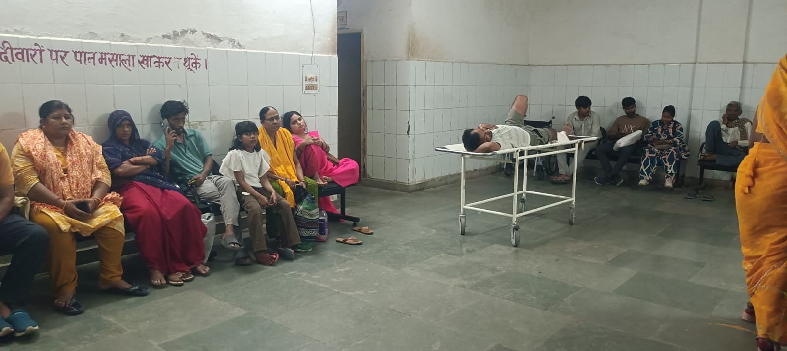 फोटो-21- टीबी यूनिट में एक्सरे के लिए बिना मास्क के मौजूद मरीज। संवाद