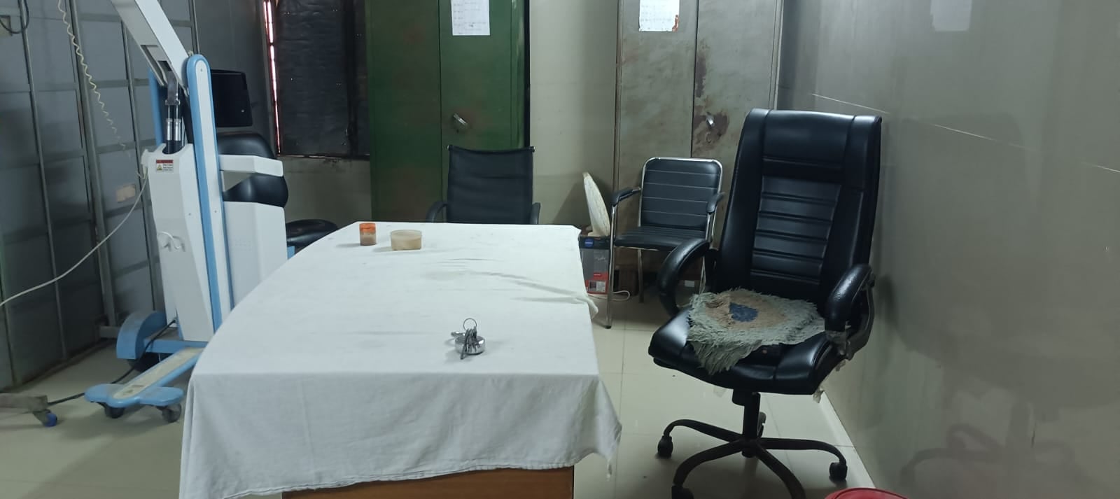 फोटो-21- टीबी यूनिट में एक्सरे के लिए बिना मास्क के मौजूद मरीज। संवाद