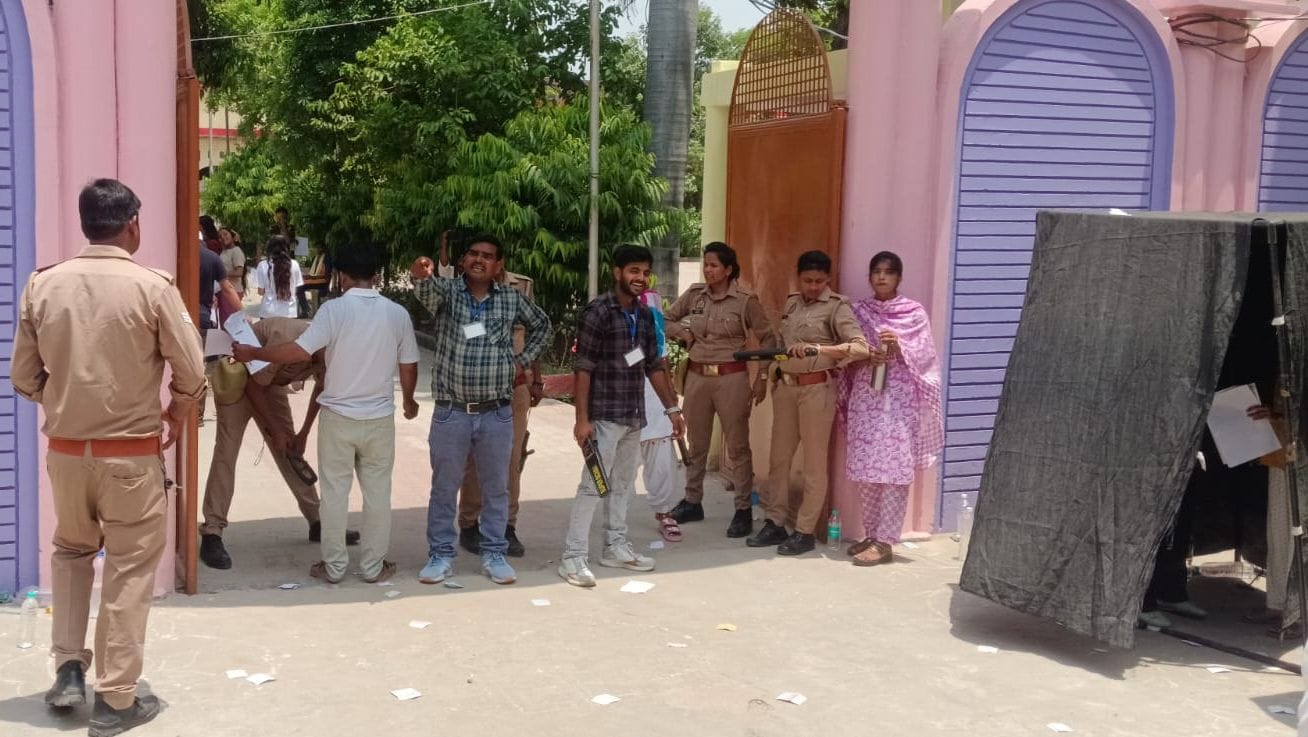 फोटो-21- वेणीमाधव इंटर कॉलेज परीक्षा केंद्र के बाहर अभ्यर्थियों की तलाशी लेते सुरक्षाकर्मी। संव फोटो-21- वेणीमाधव इंटर कॉलेज परीक्षा केंद्र के बाहर अभ्यर्थियों की तलाशी लेते सुरक्षाकर्मी। संव