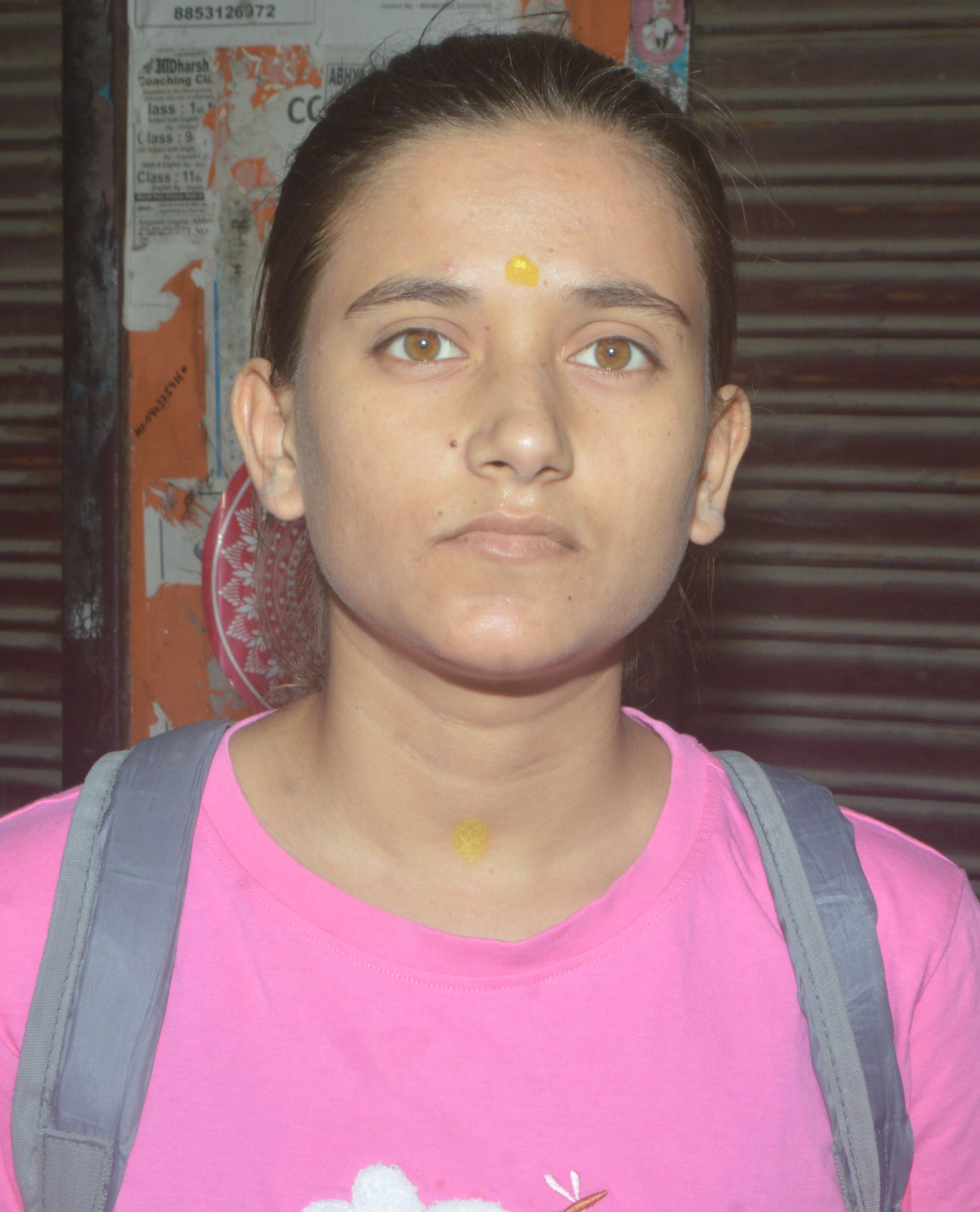 फोटो-21- वेणीमाधव इंटर कॉलेज परीक्षा केंद्र के बाहर अभ्यर्थियों की तलाशी लेते सुरक्षाकर्मी। संव फोटो-21- वेणीमाधव इंटर कॉलेज परीक्षा केंद्र के बाहर अभ्यर्थियों की तलाशी लेते सुरक्षाकर्मी। संव