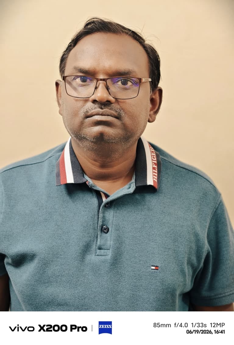 फोटो-26 विजिलेंस टीम की कार में बैठा खनन अधिकारी का निजी चालक लाखन। संवाद फोटो-26 विजिलेंस टीम की कार में बैठा खनन अधिकारी का निजी चालक लाखन। संवाद