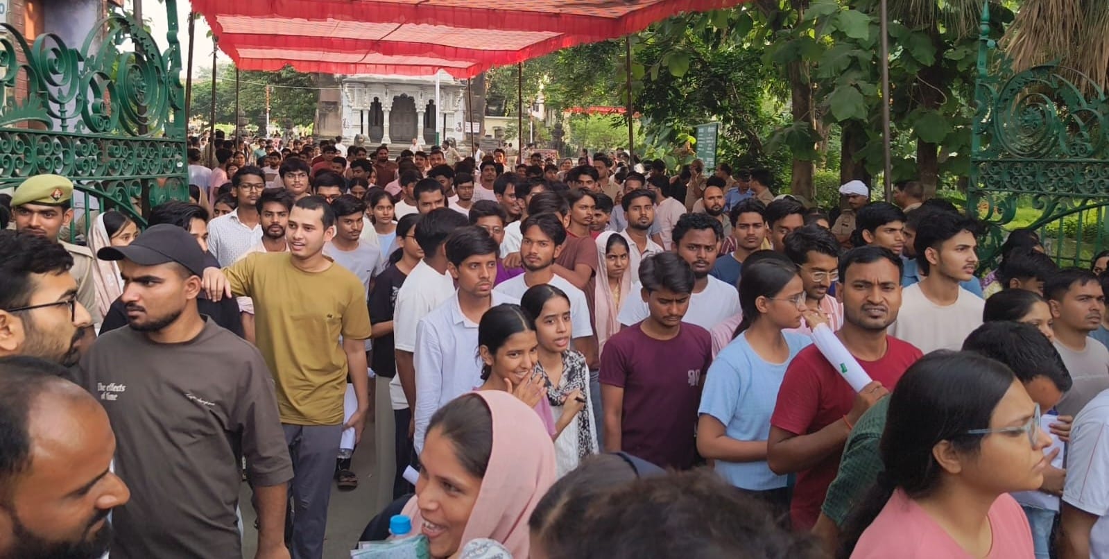 फोटो-35-बलरामपुर के एमएलके पीजी कॉलेज में लगी परीक्षार्थियों की लाइन।-संवाद