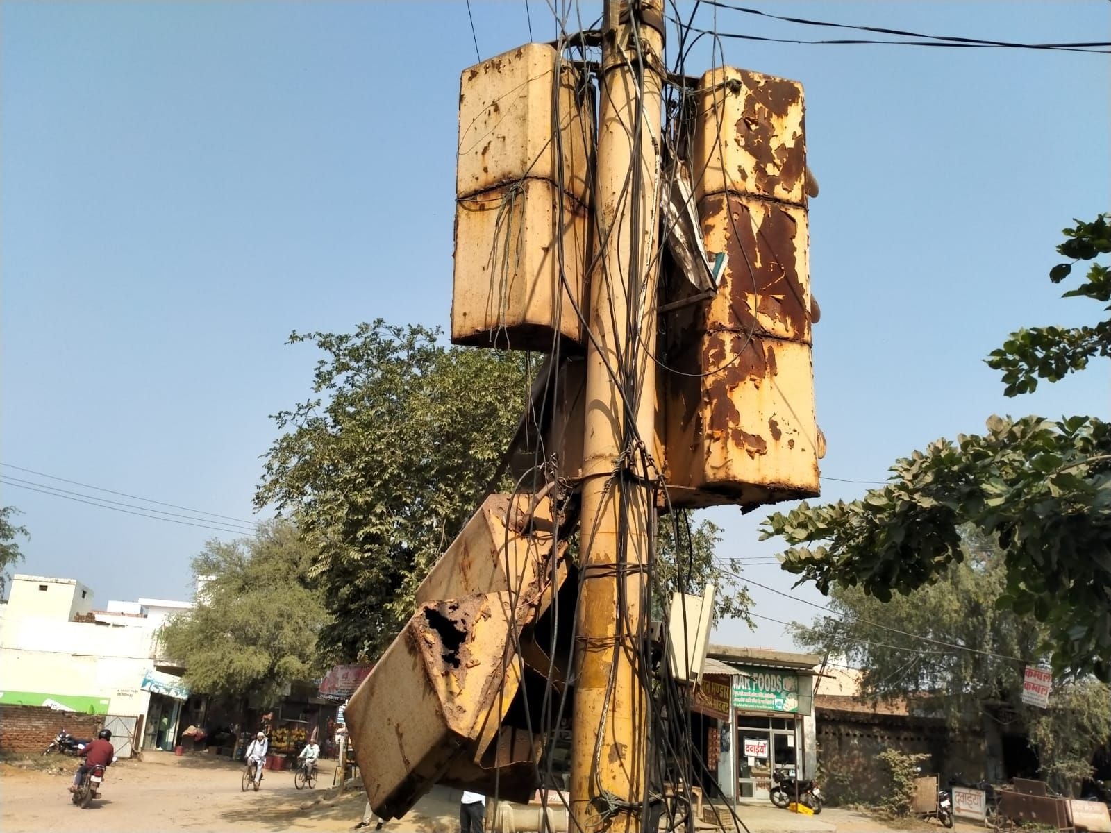 फोटो संख्या:70- राव तुलाराम चौक पर खराब ट्रैफिक लाइट--संवाद फोटो संख्या:70- राव तुलाराम चौक पर खराब ट्रैफिक लाइट--संवाद