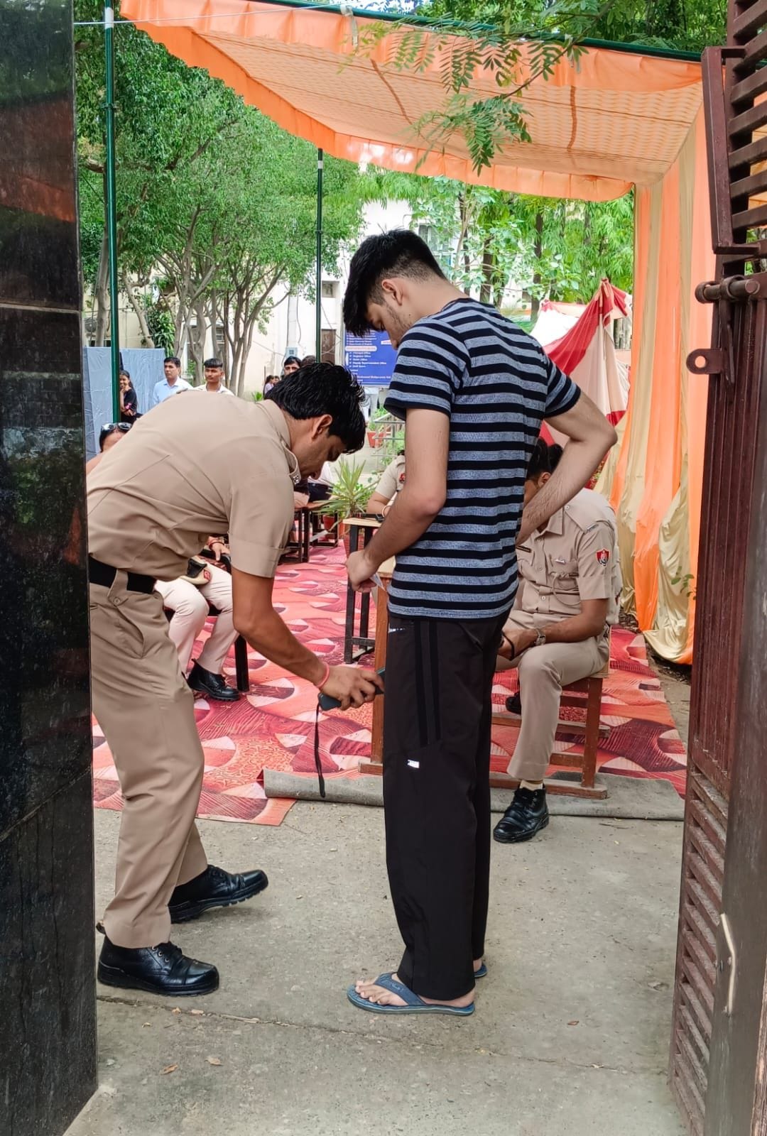 फोटो संख्या:77- परीक्षा केंद्र के बाहर छात्राओं से जानकारी लेती पुलिस--संवाद फोटो संख्या:77- परीक्षा केंद्र के बाहर छात्राओं से जानकारी लेती पुलिस--संवाद