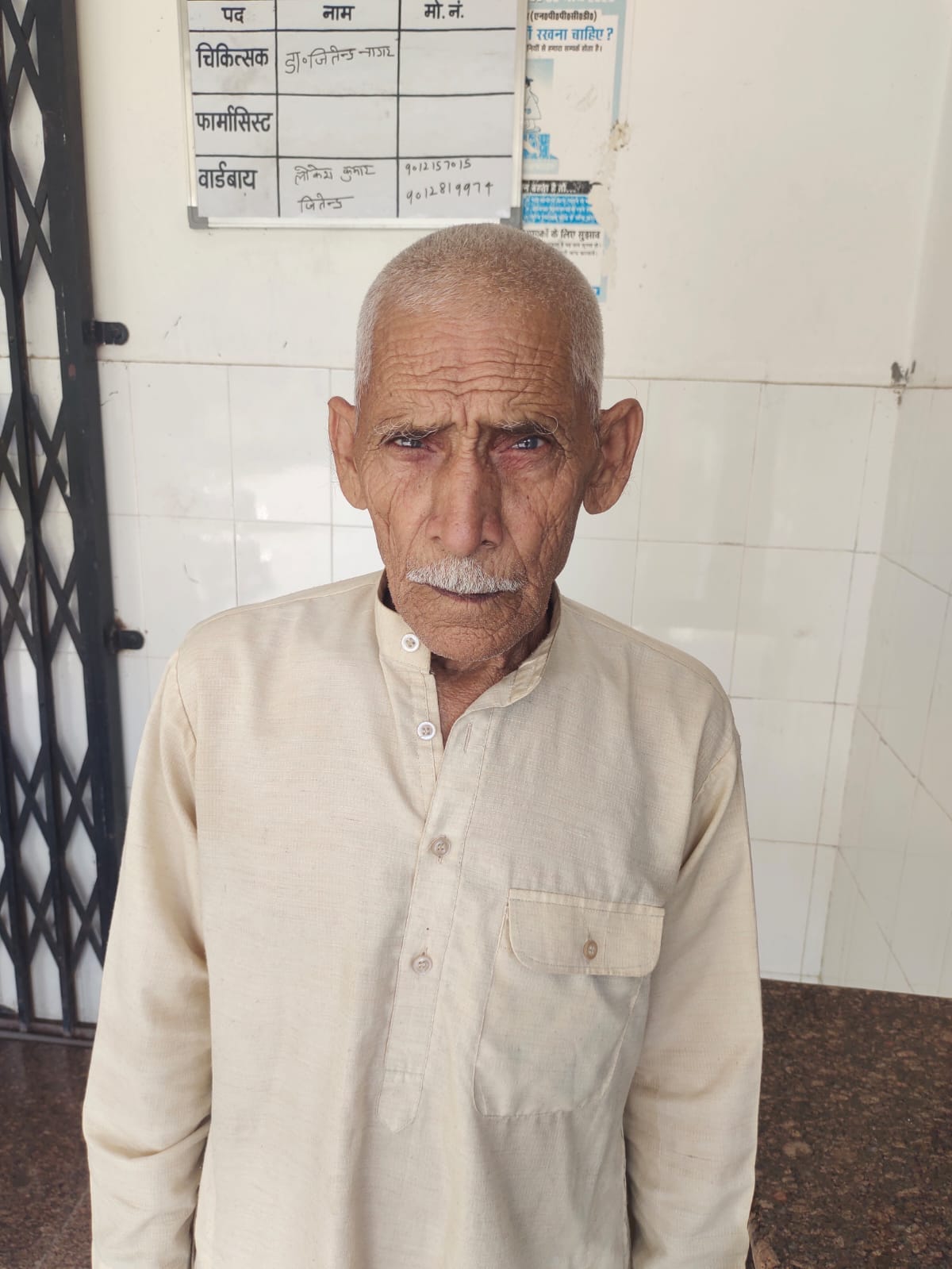 गडीना निवासी विक्रम सिंह सीएचसी में दवा लेने आए थे।। (फलावदा) गडीना निवासी विक्रम सिंह सीएचसी में दवा लेने आए थे।। (फलावदा)