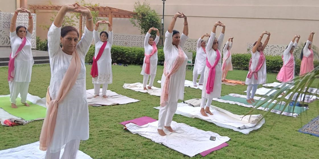 ग्रेटर नोएडा के शहीद विजय सिंह स्पोर्ट्स कॉप्लेक्स में अंतराष्ट्रीय योग दिवस पर आयोजित योग कार्