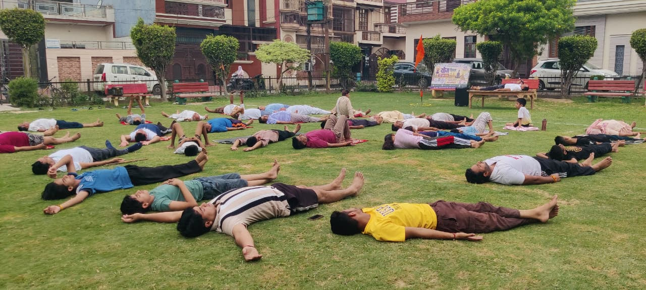 ग्रेटर नोएडा के शहीद विजय सिंह स्पोर्ट्स कॉप्लेक्स में अंतराष्ट्रीय योग दिवस पर आयोजित योग कार्