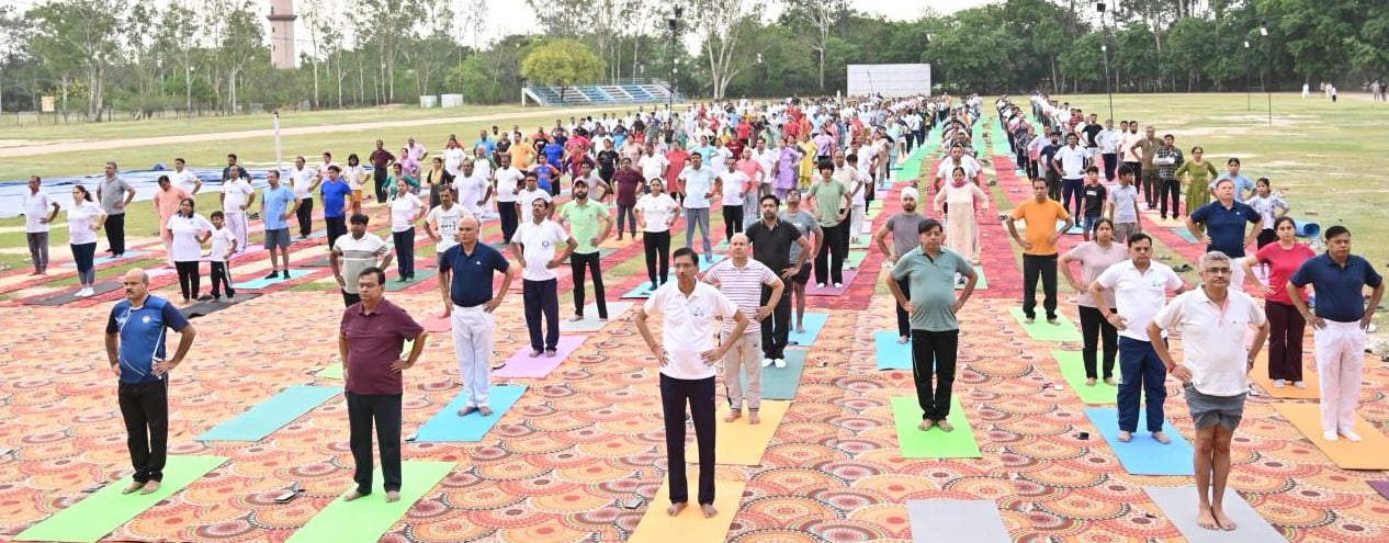 ग्रेटर नोएडा के शहीद विजय सिंह स्पोर्ट्स कॉप्लेक्स में अंतराष्ट्रीय योग दिवस पर आयोजित योग कार्