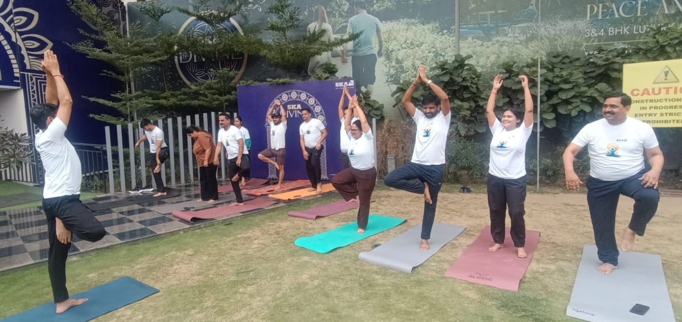 ग्रेटर नोएडा के शहीद विजय सिंह स्पोर्ट्स कॉप्लेक्स में अंतराष्ट्रीय योग दिवस पर आयोजित योग कार्
