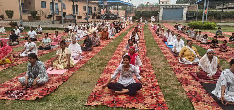 ग्रेटर नोएडा के शहीद विजय सिंह स्पोर्ट्स कॉप्लेक्स में अंतराष्ट्रीय योग दिवस पर आयोजित योग कार्