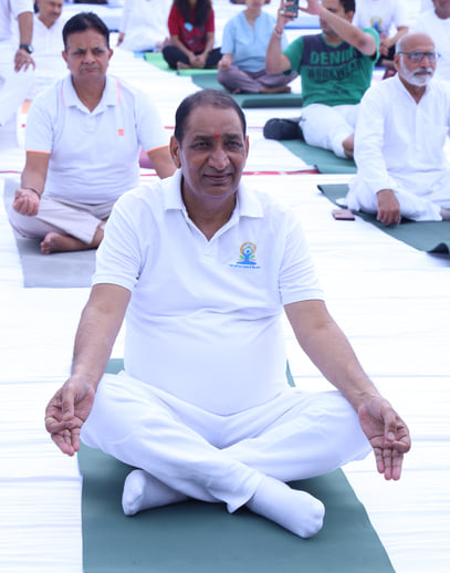 ग्रेटर नोएडा के शहीद विजय सिंह स्पोर्ट्स कॉप्लेक्स में अंतराष्ट्रीय योग दिवस पर आयोजित योग कार्