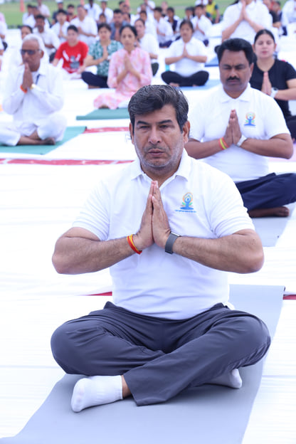ग्रेटर नोएडा के शहीद विजय सिंह स्पोर्ट्स कॉप्लेक्स में अंतराष्ट्रीय योग दिवस पर आयोजित योग कार्