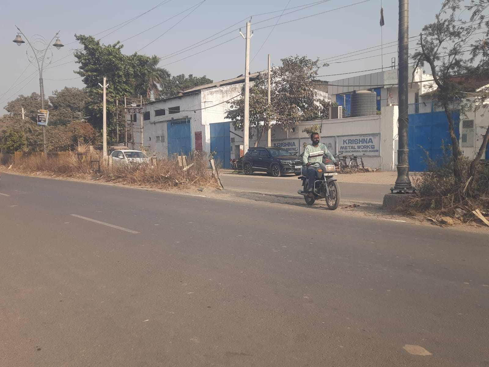 गोविंदपुरी रोड पर टूटा डिवाइडर। संवाद गोविंदपुरी रोड पर टूटा डिवाइडर। संवाद