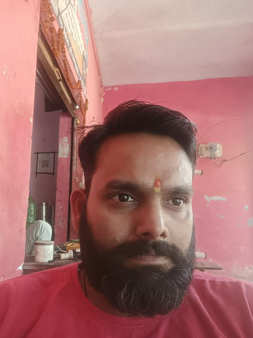 घंटाघर स्थित सर्राफ की दुकान पर खरीदारी करते लोग। संवाद